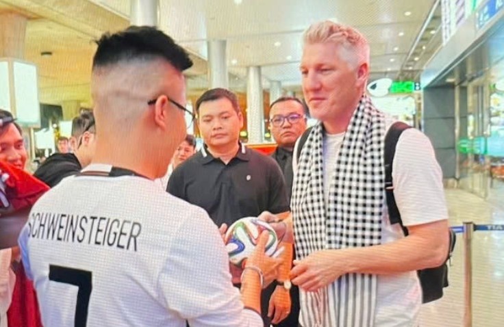 Schweinsteiger den Viet Nam hinh anh