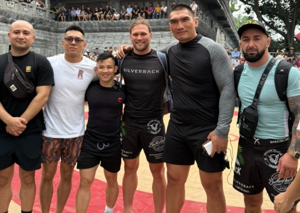 Hieu 'Khong lo' hoa 'Than sam' Zakhar hinh anh