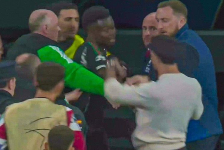 Carvajal tum co Saka hinh anh