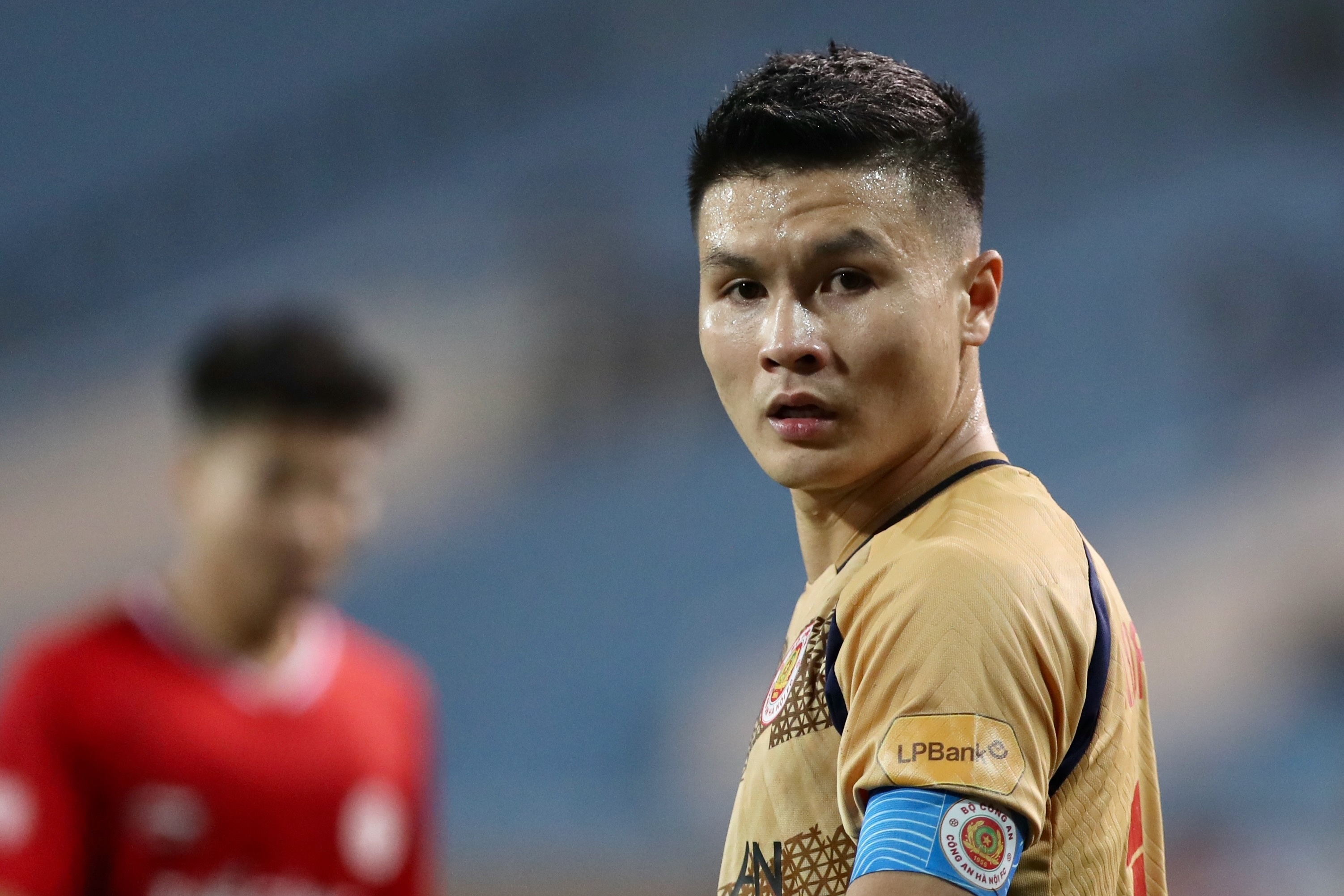 CLB CAHN nhan 2 the do trong tran hoa TP.HCM hinh anh