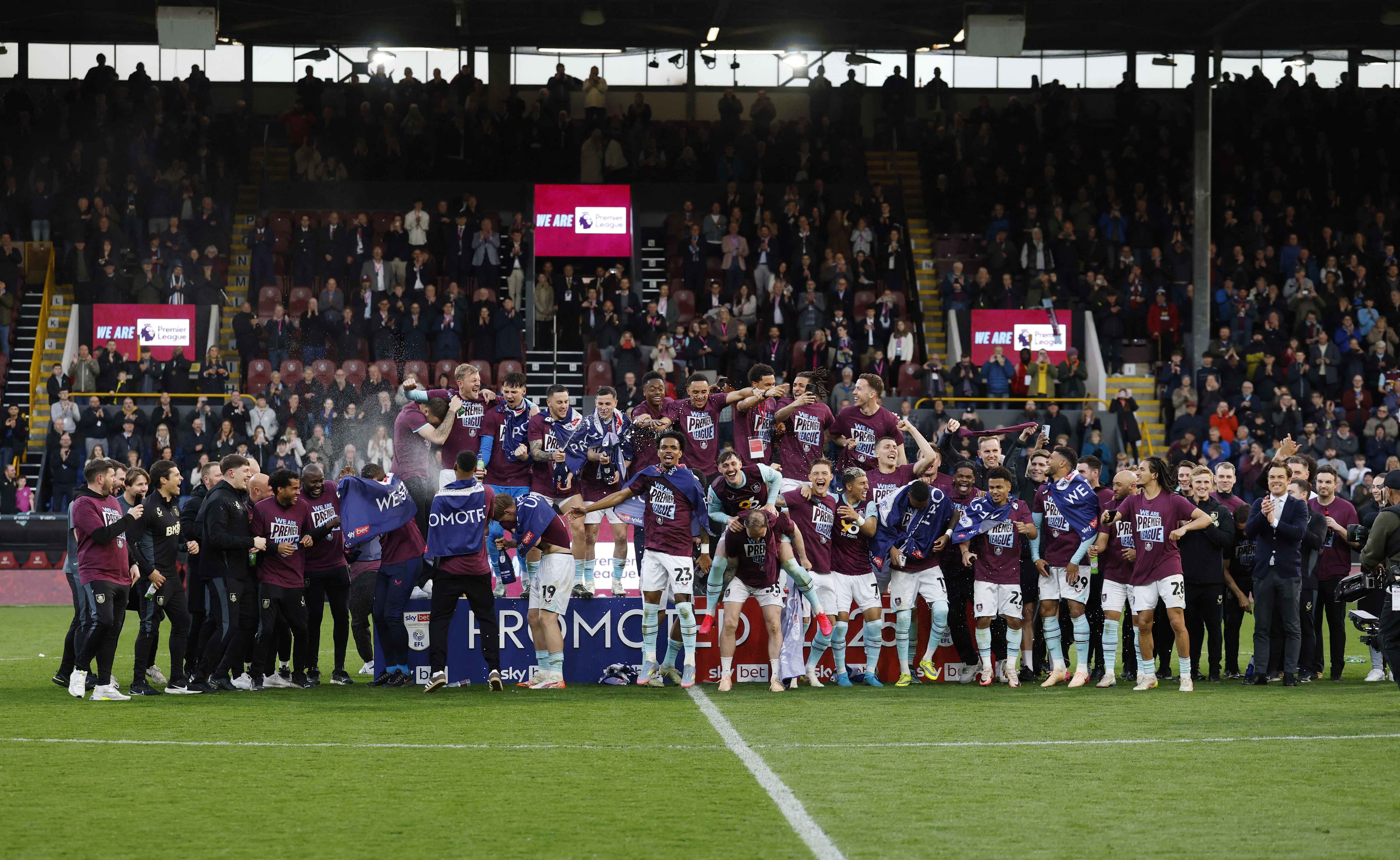 Burnley thang hang anh 1