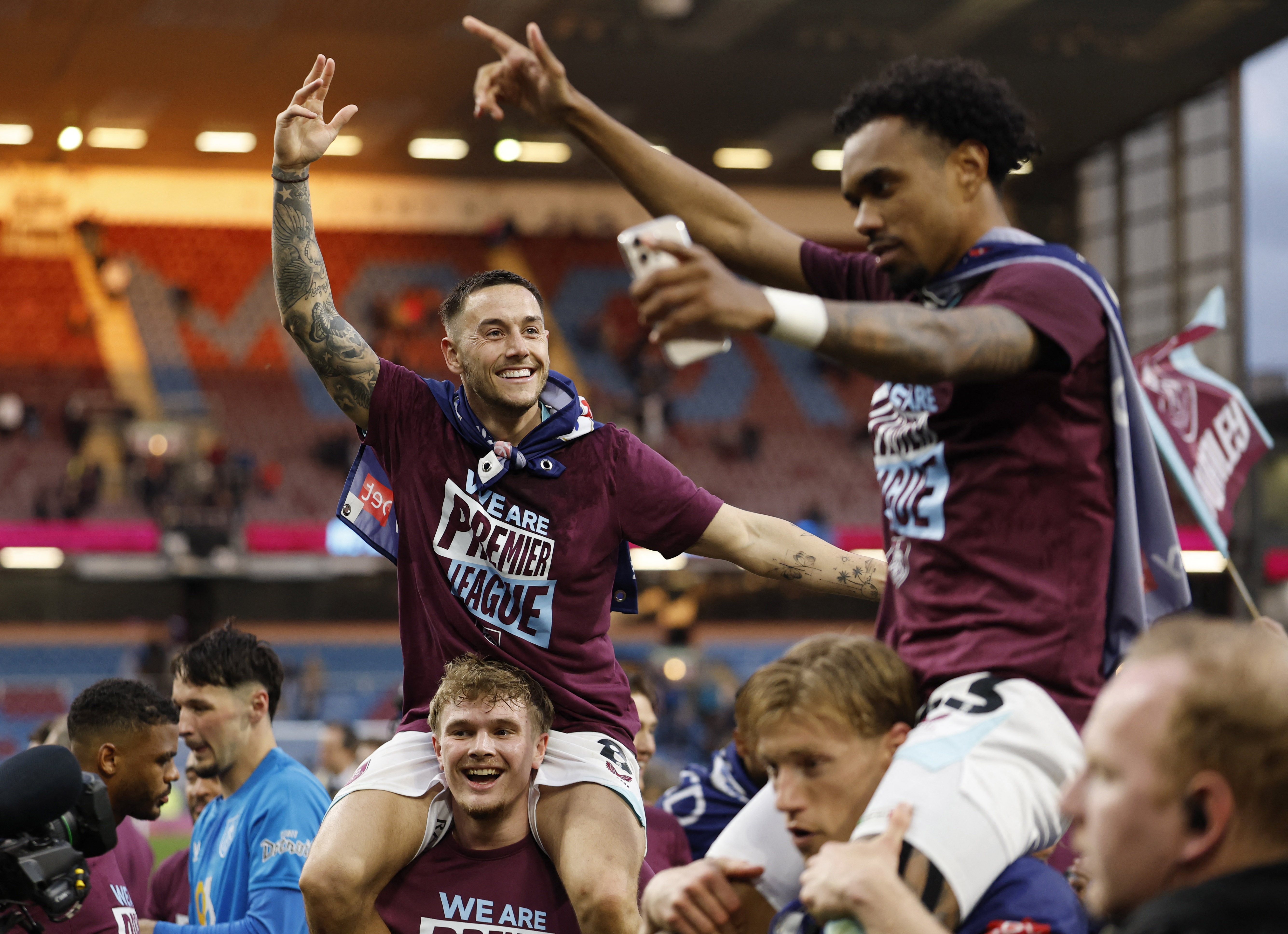 Burnley thang hang anh 2