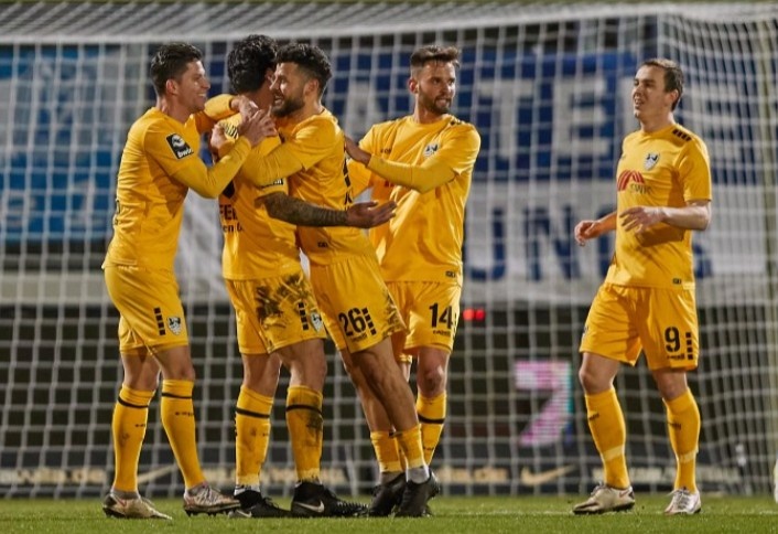 CLB Duc pha san giua mua, toan bo cau thu bi sa thai hinh anh