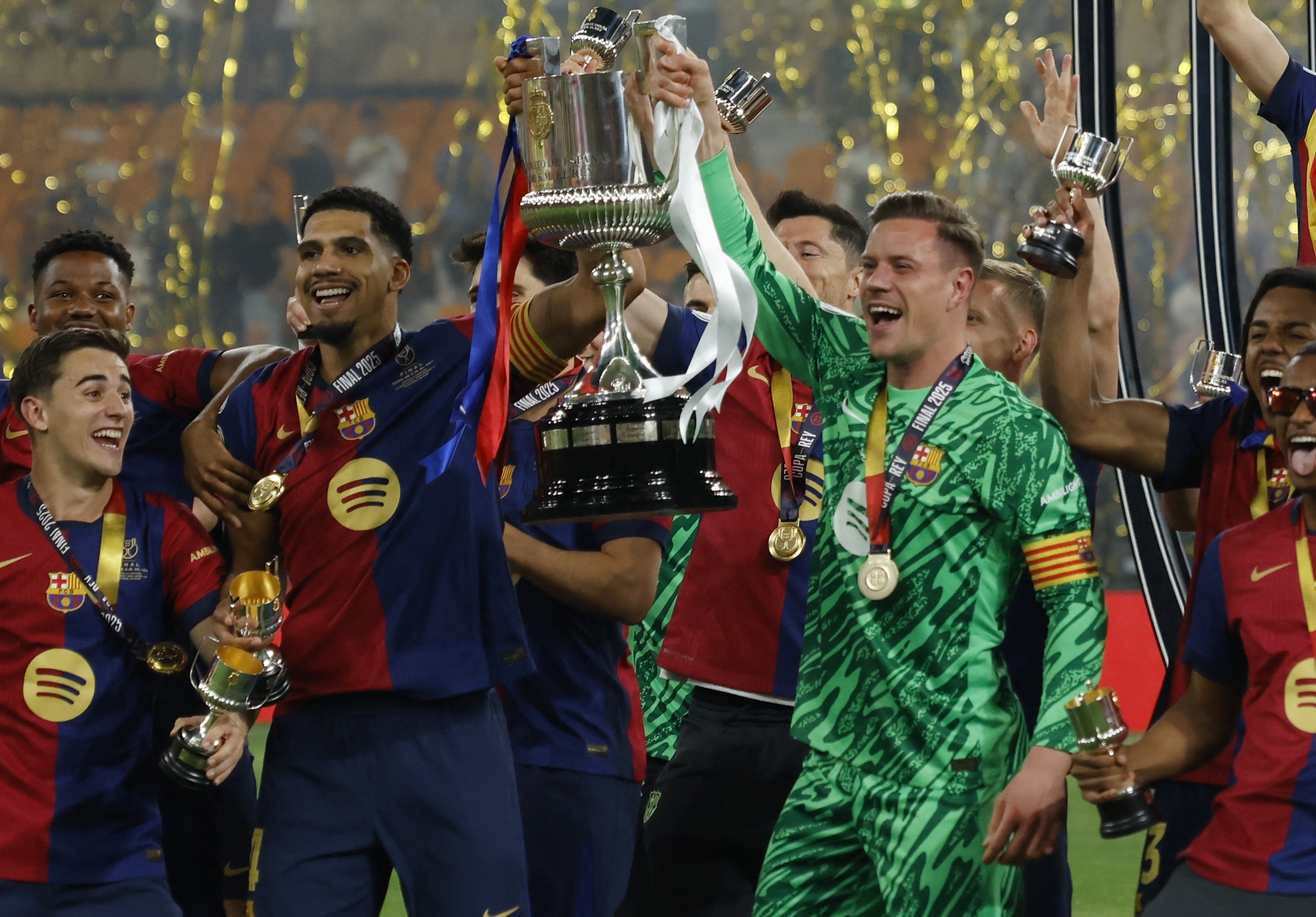 Modric hoa toi do trong ngay Real mat chuc vo dich vao tay Barca hinh anh