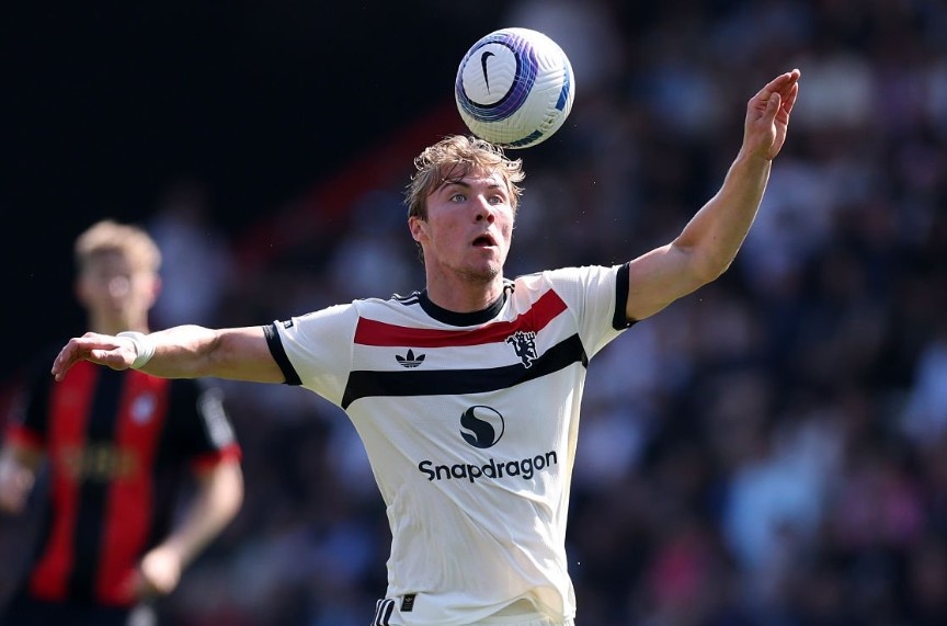 Hojlund cuu MU khoi tran thua hinh anh