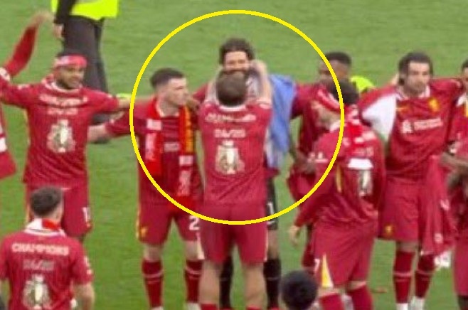 Alisson bi dong doi choi kham trong ngay Liverpool vo dich hinh anh