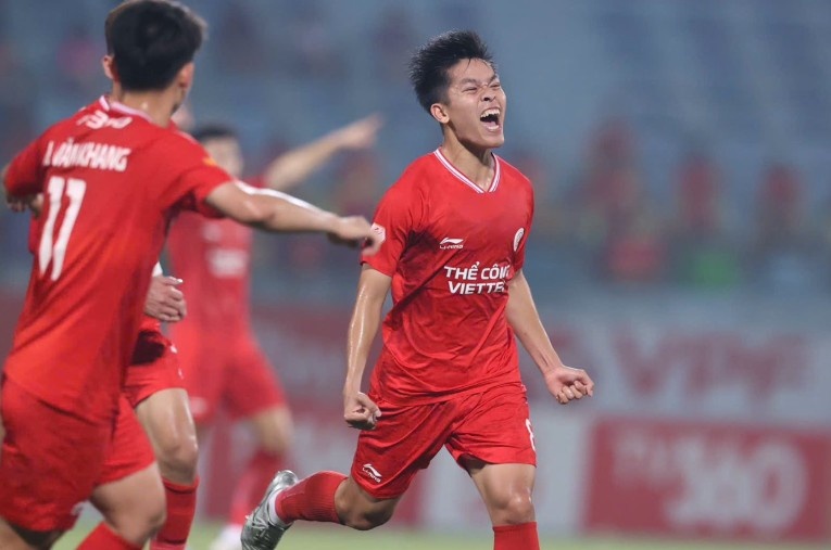 Bui Tien Dung nhan 6 ban thua truoc The Cong Viettel hinh anh