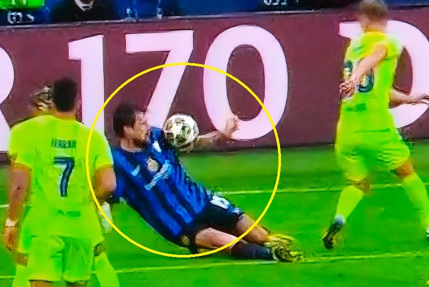 Tranh cai trong ngay Barca bi loai hinh anh