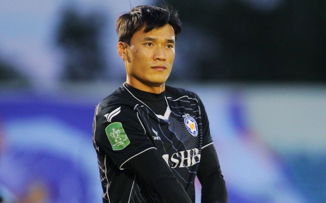 Ban thang o phut 90+6 cua thu mon Bui Tien Dung hinh anh