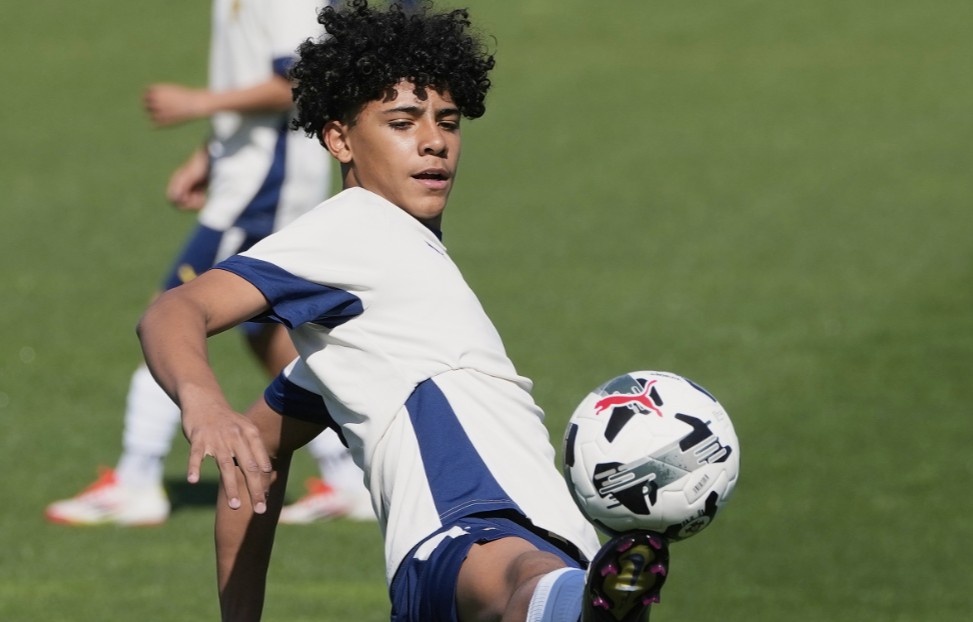 Ronaldo Jr ghi dau an trong tran thang 4-1 cua U15 Bo Dao Nha hinh anh