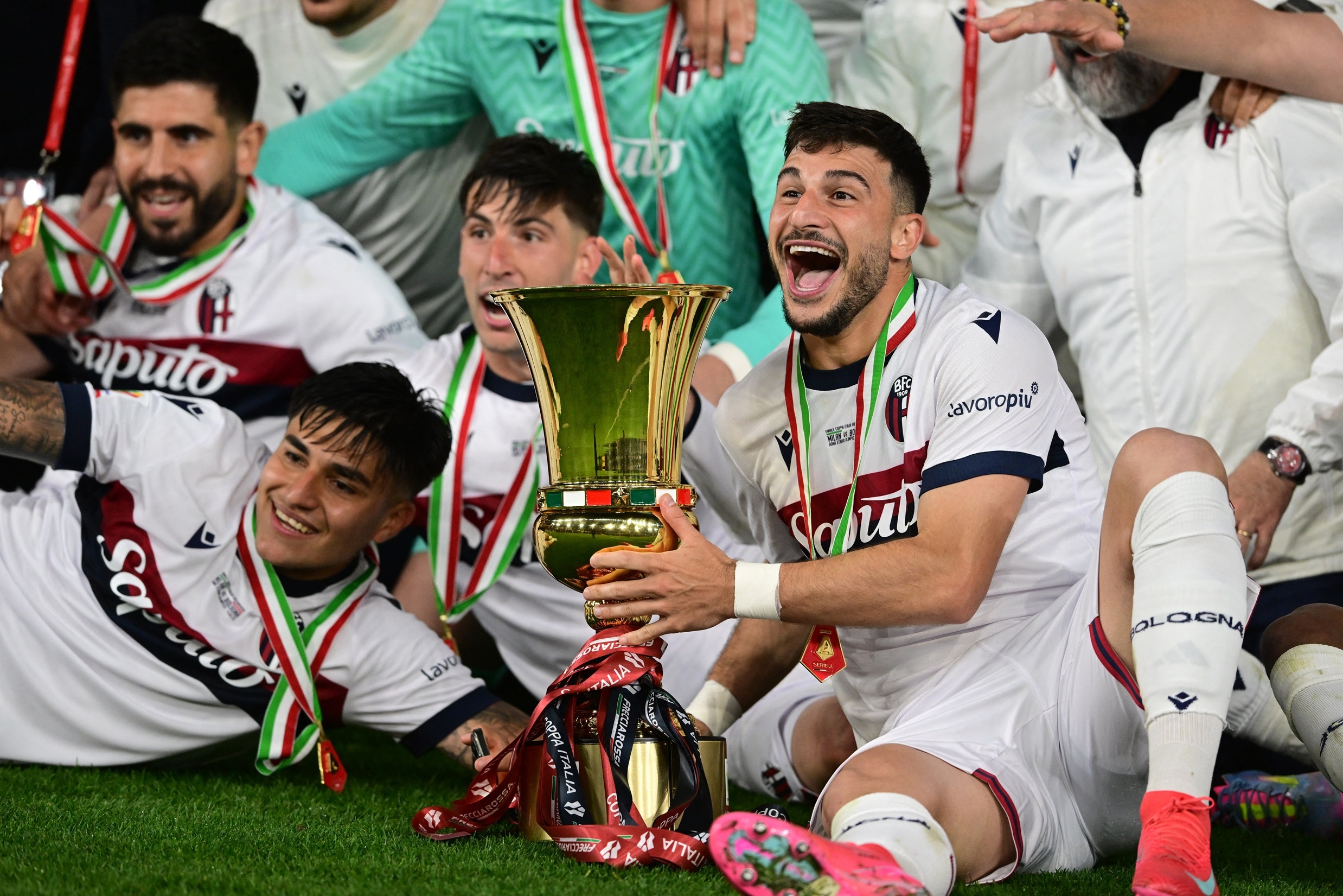 Ha AC Milan, Bologna gianh danh hieu dau tien sau 51 nam hinh anh