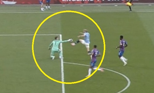 Tranh cai trong ngay Man City guc nga o chung ket FA Cup hinh anh