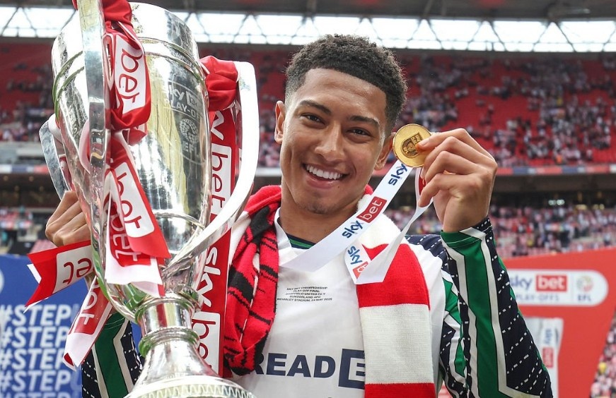 Chau Au 'day song' vi em trai Bellingham hinh anh