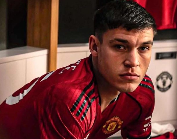 Ugarte lam lo ao dau mua moi cua MU hinh anh