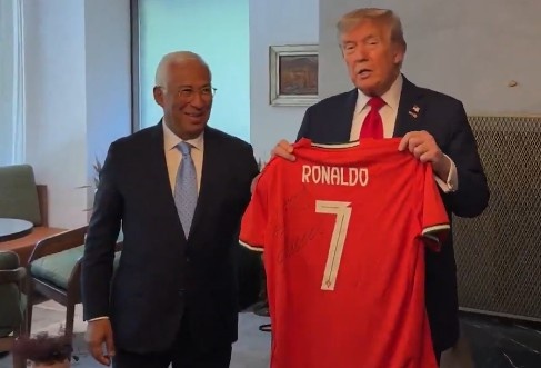 Ong Trump nhan qua tu Ronaldo hinh anh