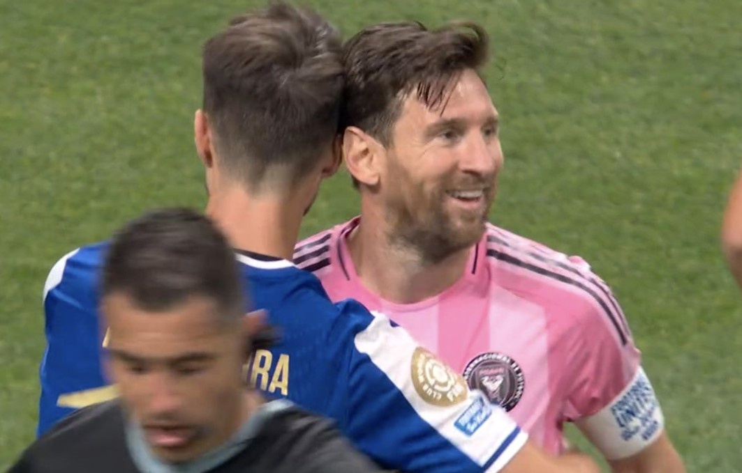 Doi thu om Messi khi tran dau chua ket thuc hinh anh