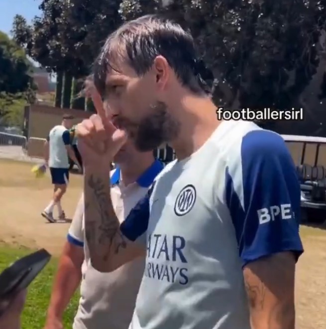 Acerbi doa danh fan anh 1