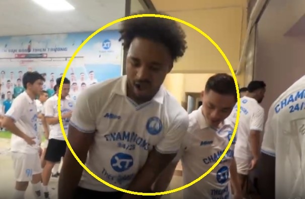 Khoanh khac hai huoc cua Xuan Son trong ngay Nam Dinh nang cup hinh anh