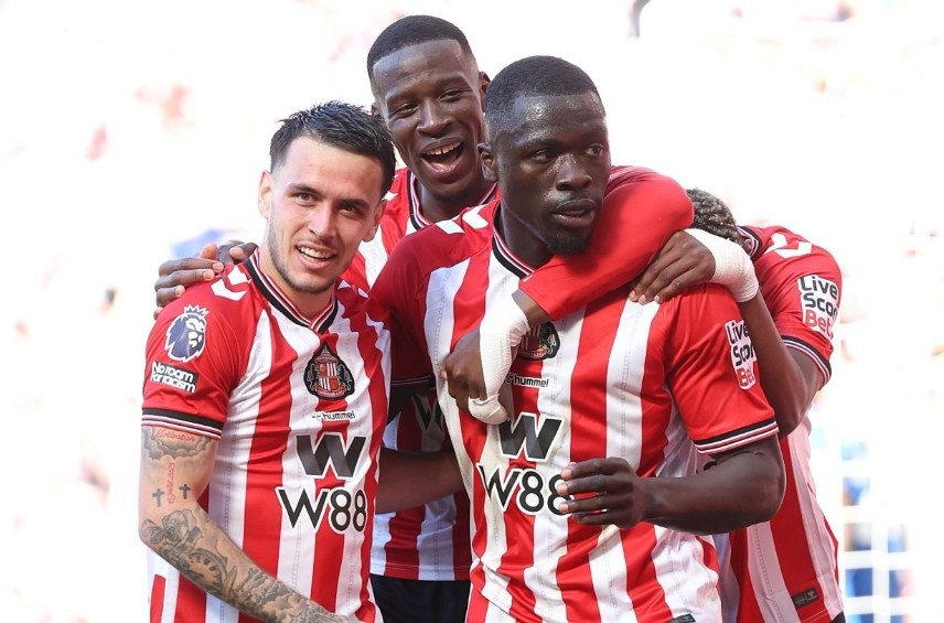 Sunderland lap ky tich sau 51 nam, Chelsea om han hinh anh