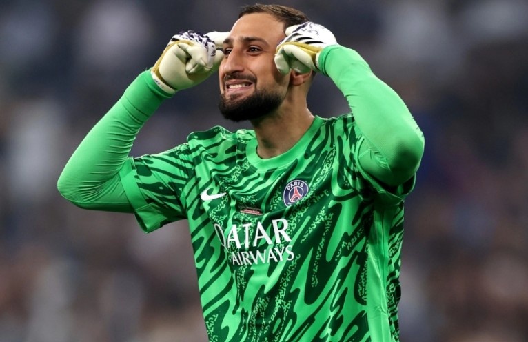 Chau Au 'day song' vi Donnarumma hinh anh