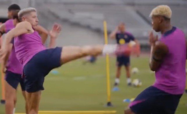 Khoanh khac viral giua Lewandowski va Yamal hinh anh