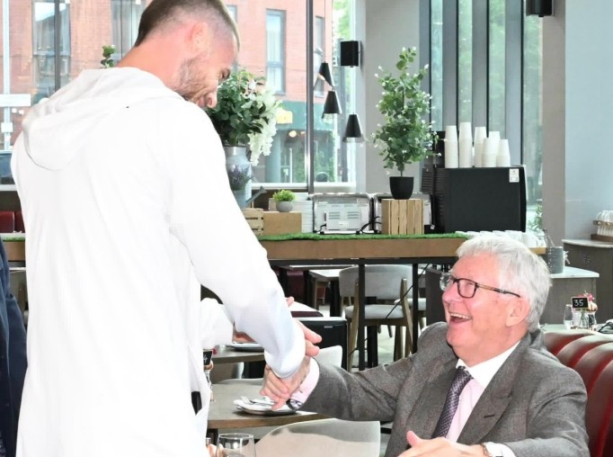 Khoanh khac xuc dong cua De Gea va Sir Alex hinh anh