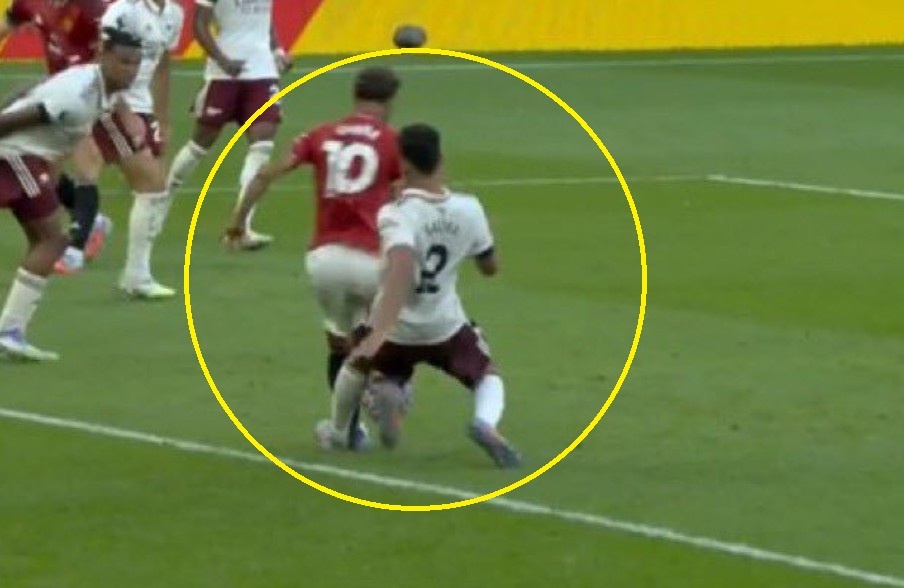 Quyet dinh gay phan no trong tran thua cua MU hinh anh