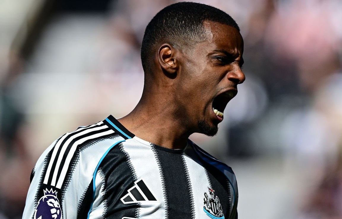 Isak noi gian voi Newcastle hinh anh