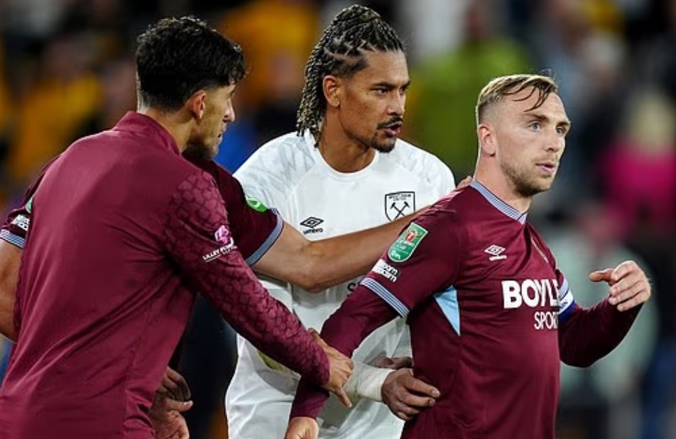 West Ham cham day khung hoang, cau thu cai nhau voi CDV hinh anh