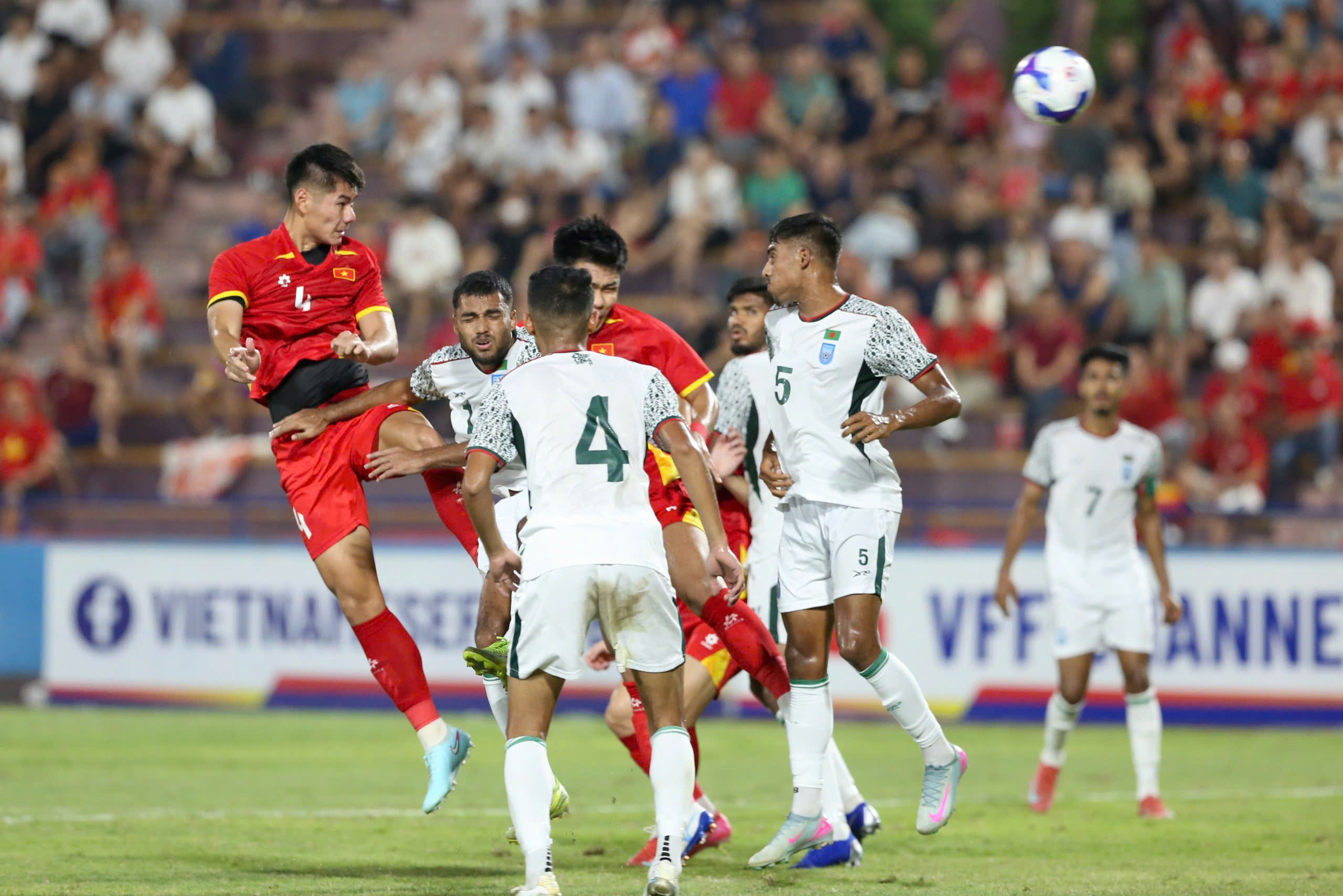Thanh Nhàn (số 22) chơi cố gắng trước hàng thủ dày đặc của U23 Bangladesh. Ảnh: Tâm Minh. Thanh Nhàn (số 22) chơi cố gắng trước hàng thủ dày đặc của U23 Bangladesh. Ảnh: Tâm Minh.