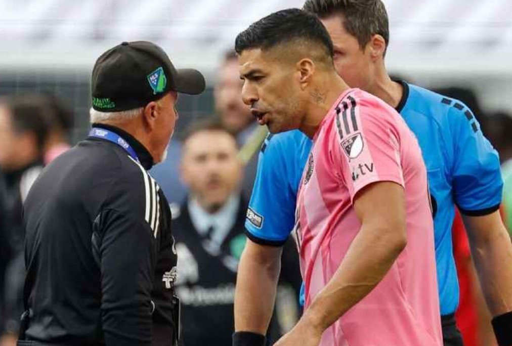 Suarez bi cam thi dau 6 tran sau hanh vi nho nuoc bot hinh anh