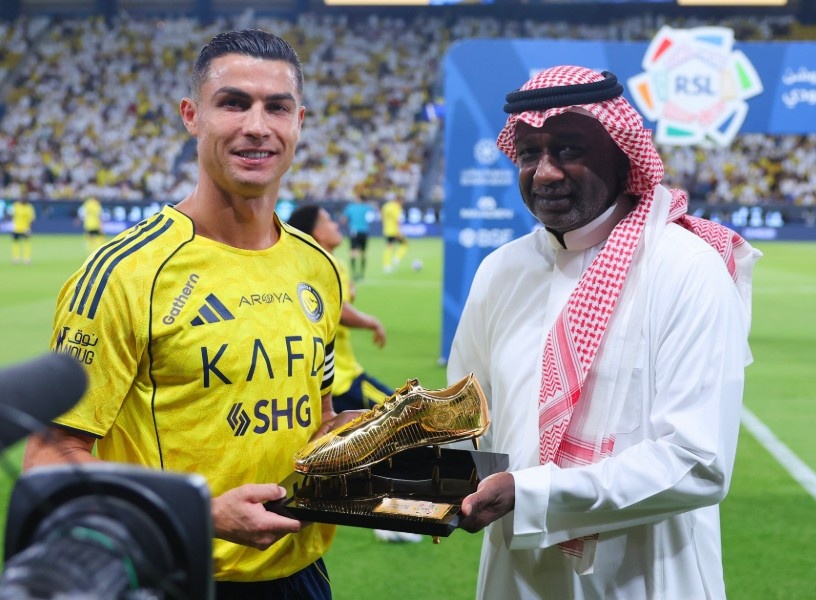 Ronaldo nhan Giay vang trong ngay Al Nassr len dau bang hinh anh