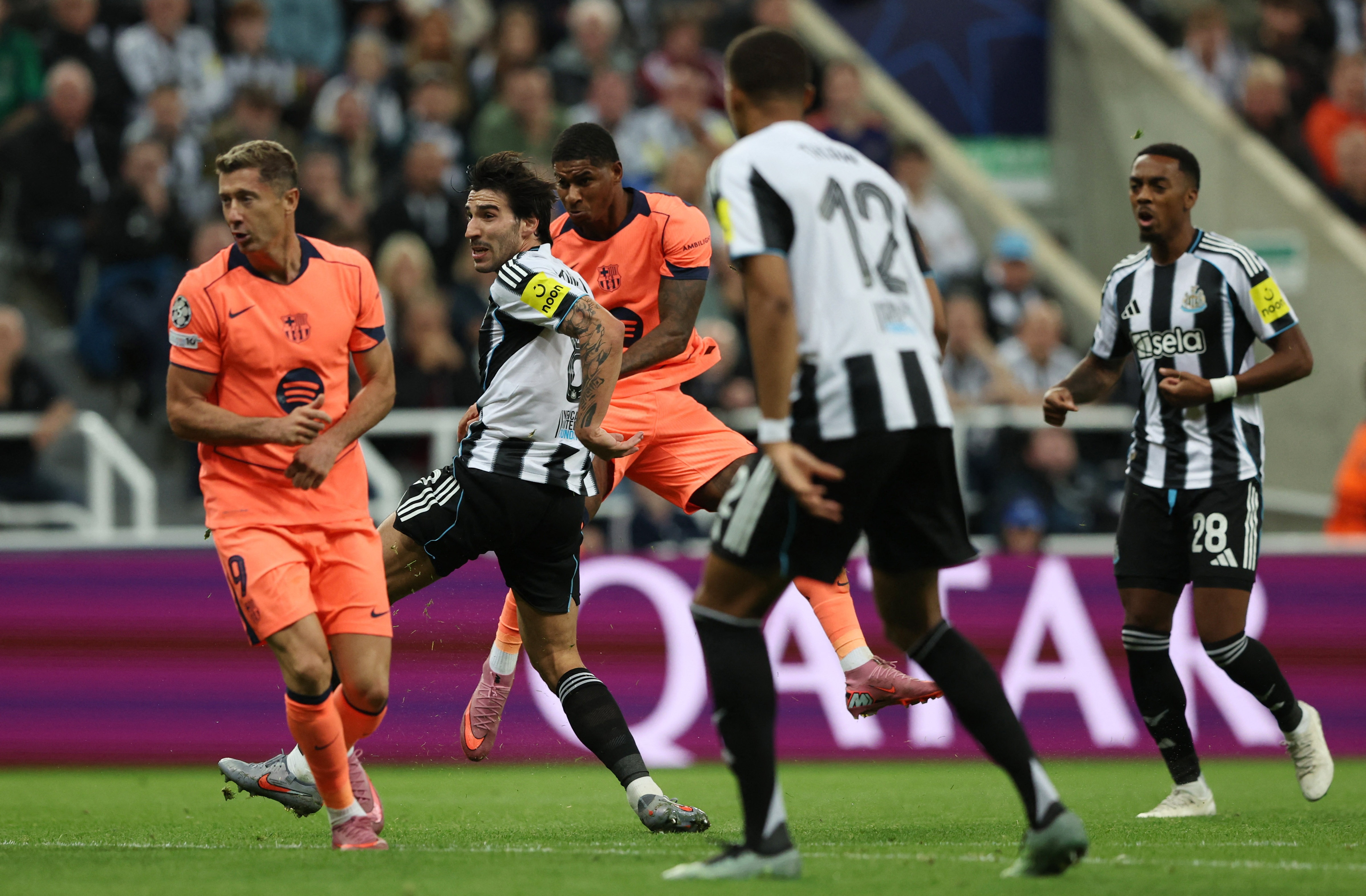 Newcastle dau Barcelona anh 2