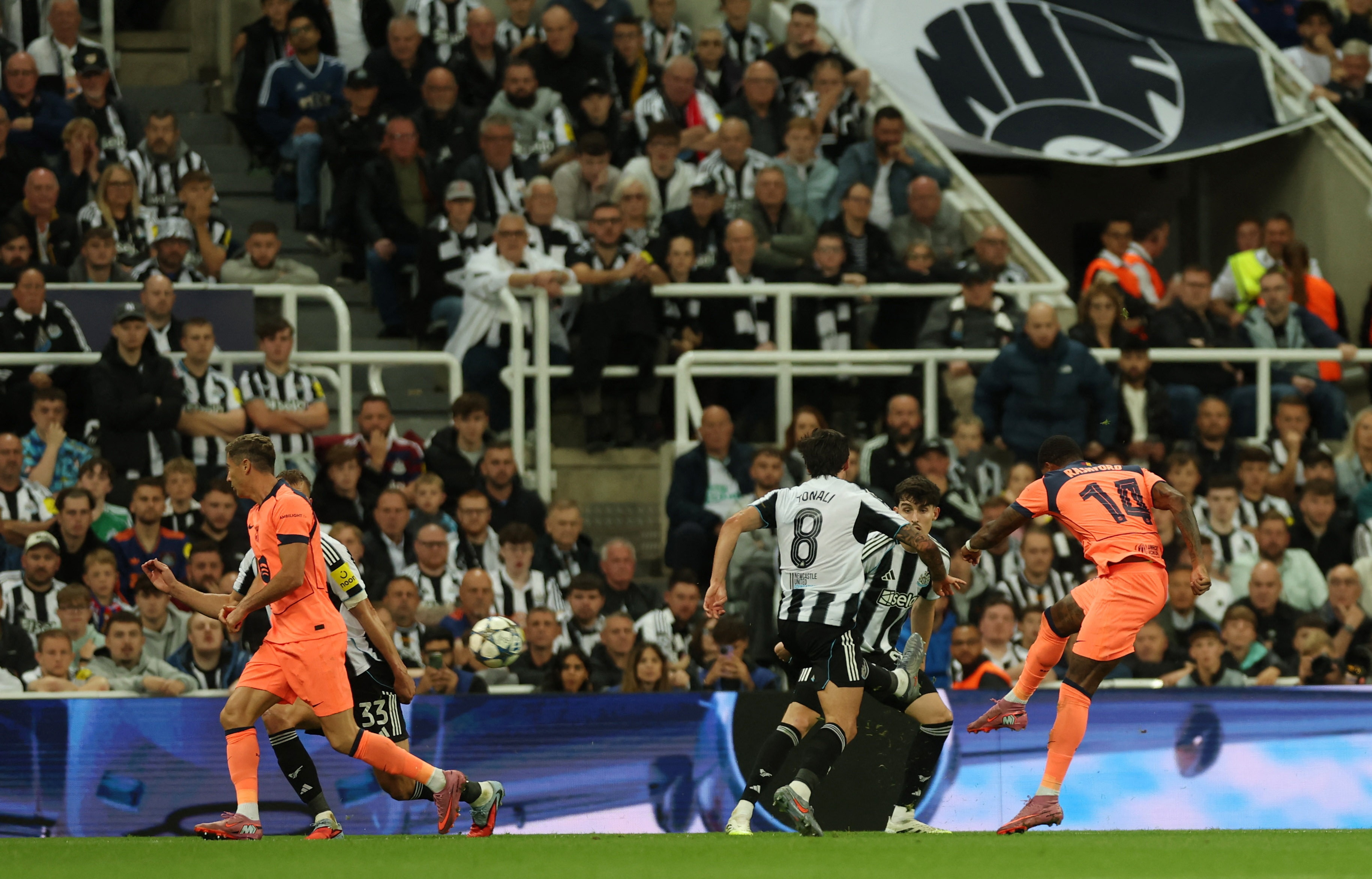 Newcastle dau Barcelona anh 3