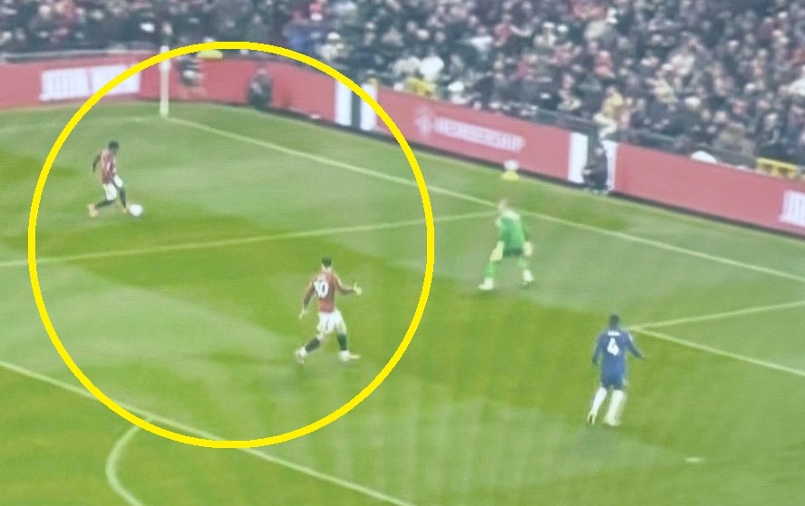 Pha bong khien CDV MU noi gian voi Amad Diallo hinh anh