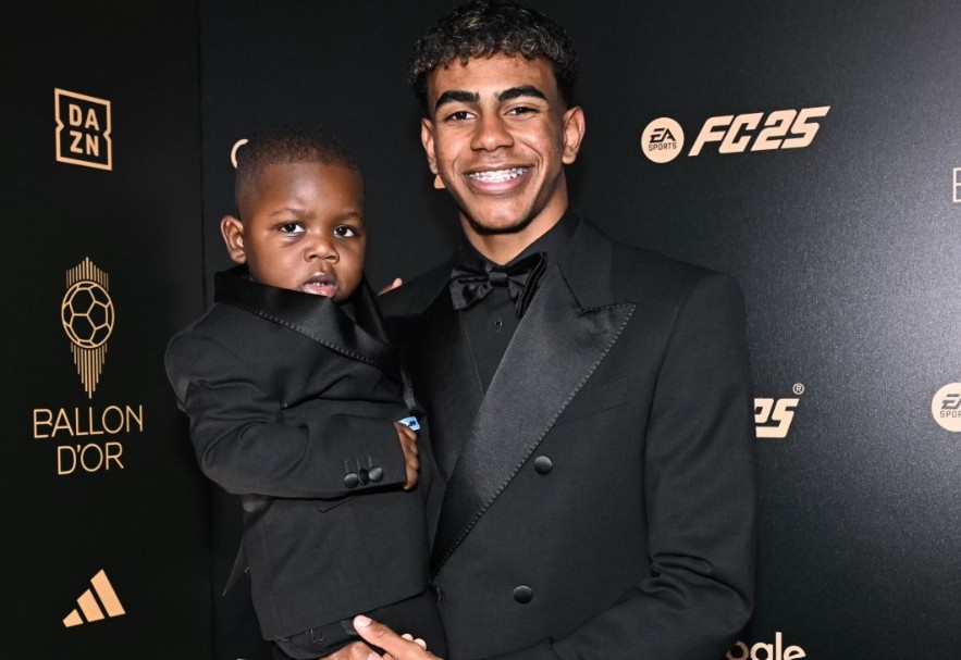 Yamal dua 20 nguoi than du gala Qua bong vang hinh anh