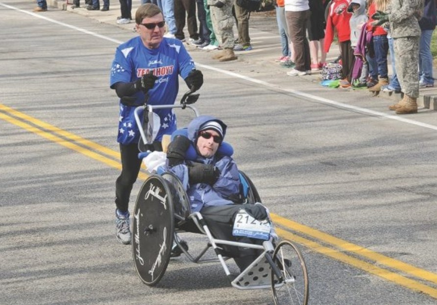 Hanh trinh marathon vi dai cua nguoi cha day con tren xe lan hinh anh