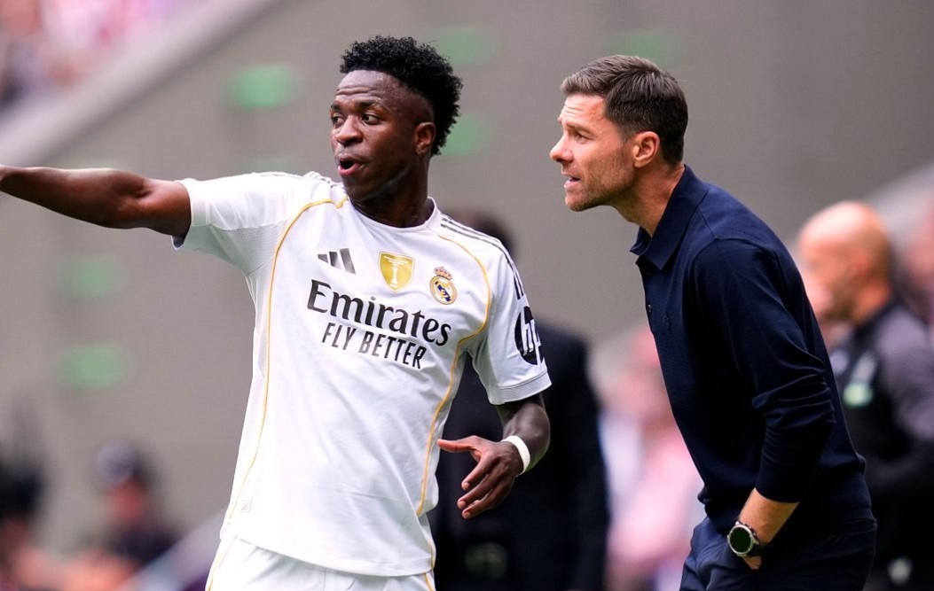 Vinicius tuyet giao voi Xabi Alonso hinh anh