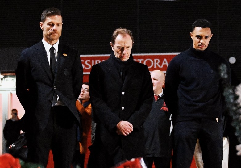 Hanh dong dep cua Real Madrid truoc them dai chien Liverpool hinh anh