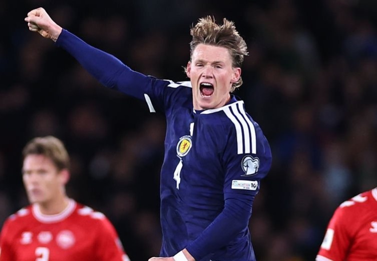 Premier League day song vi McTominay hinh anh