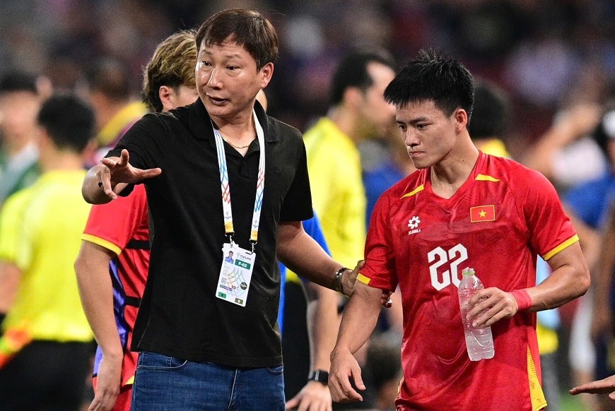 Phan ung cua HLV Kim Sang-sik khi lan dau vo dich SEA Games hinh anh