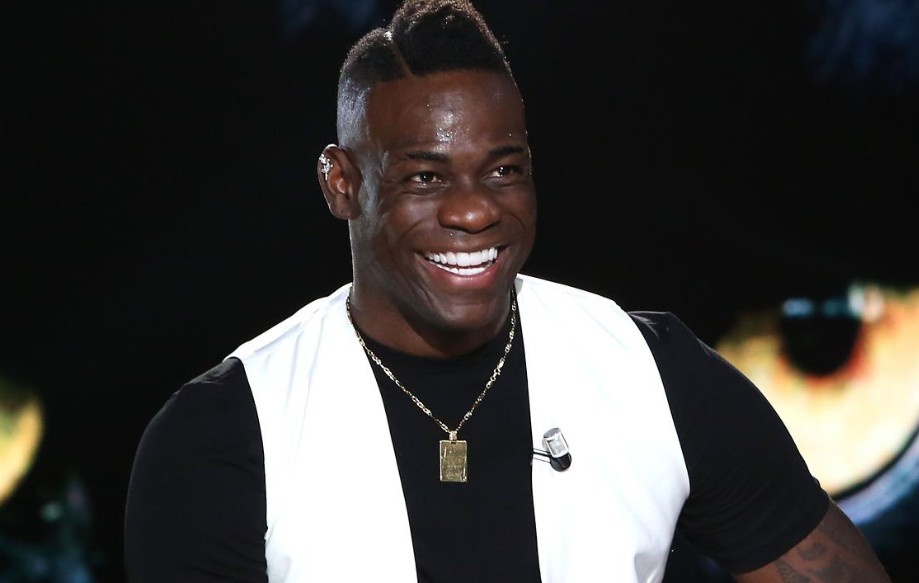 Ben do bat ngo mo ra voi Balotelli hinh anh