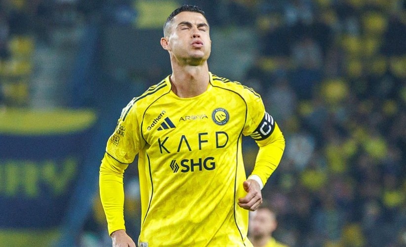 Ronaldo ghi ban bang lung hinh anh