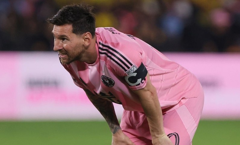 Messi xin loi vi dinh chan thuong hinh anh