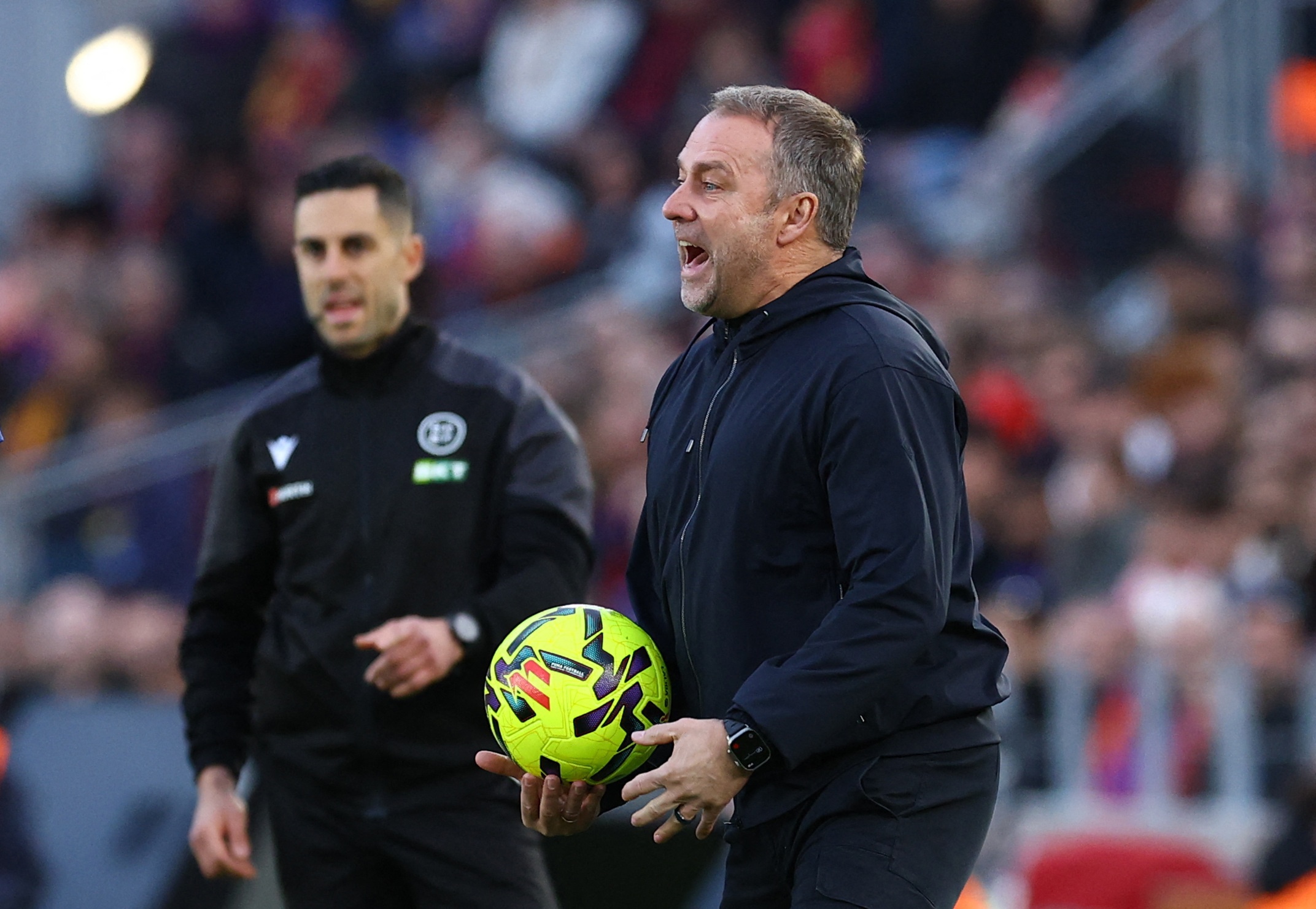 Barcelona tu ban vao chan minh hinh anh