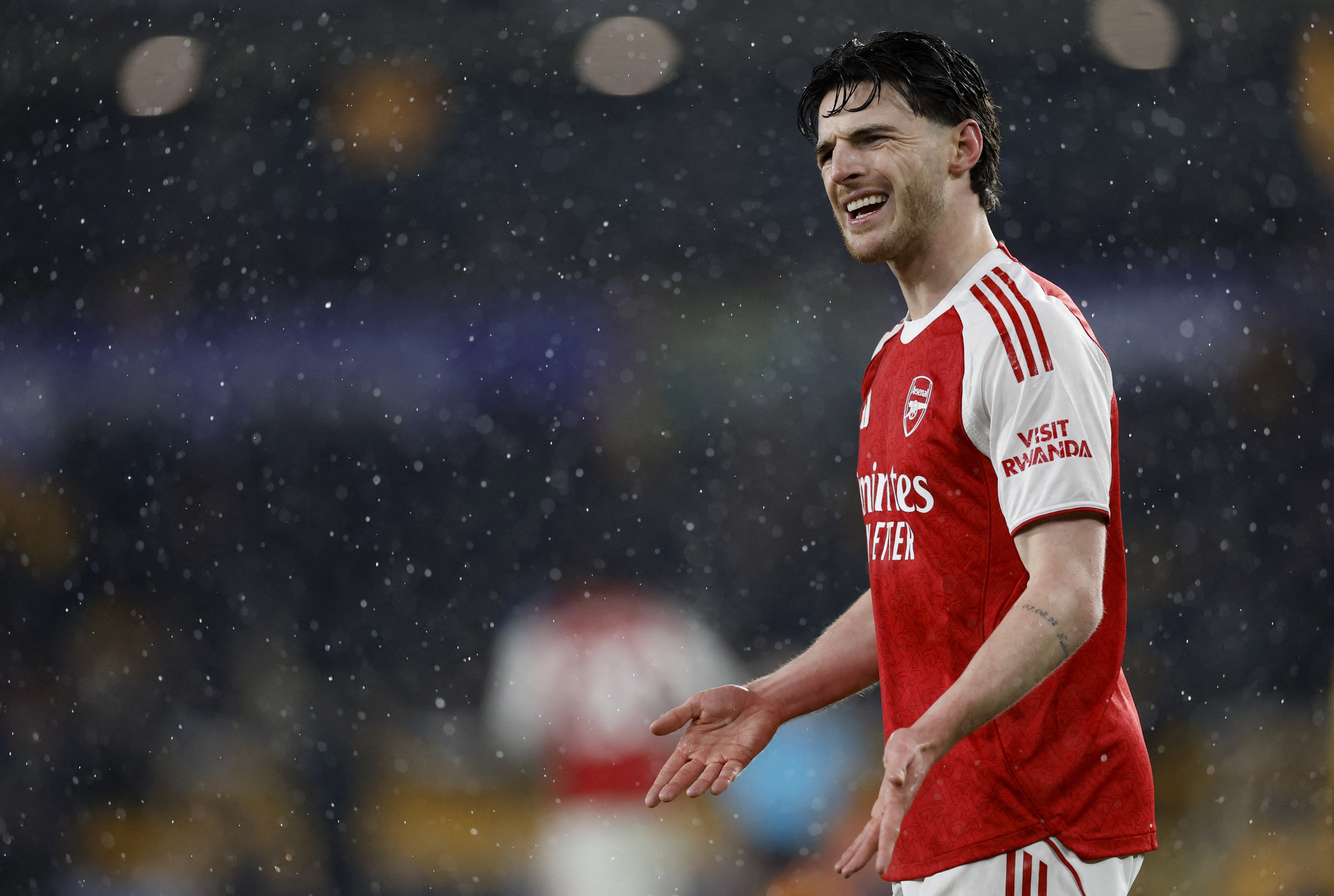 Arsenal dang ngoi vuong Ngoai hang Anh cho Man City? hinh anh