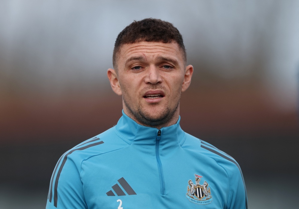 Trippier xuat hien cung nguoi mau OnlyFans giua song gio doi tu hinh anh