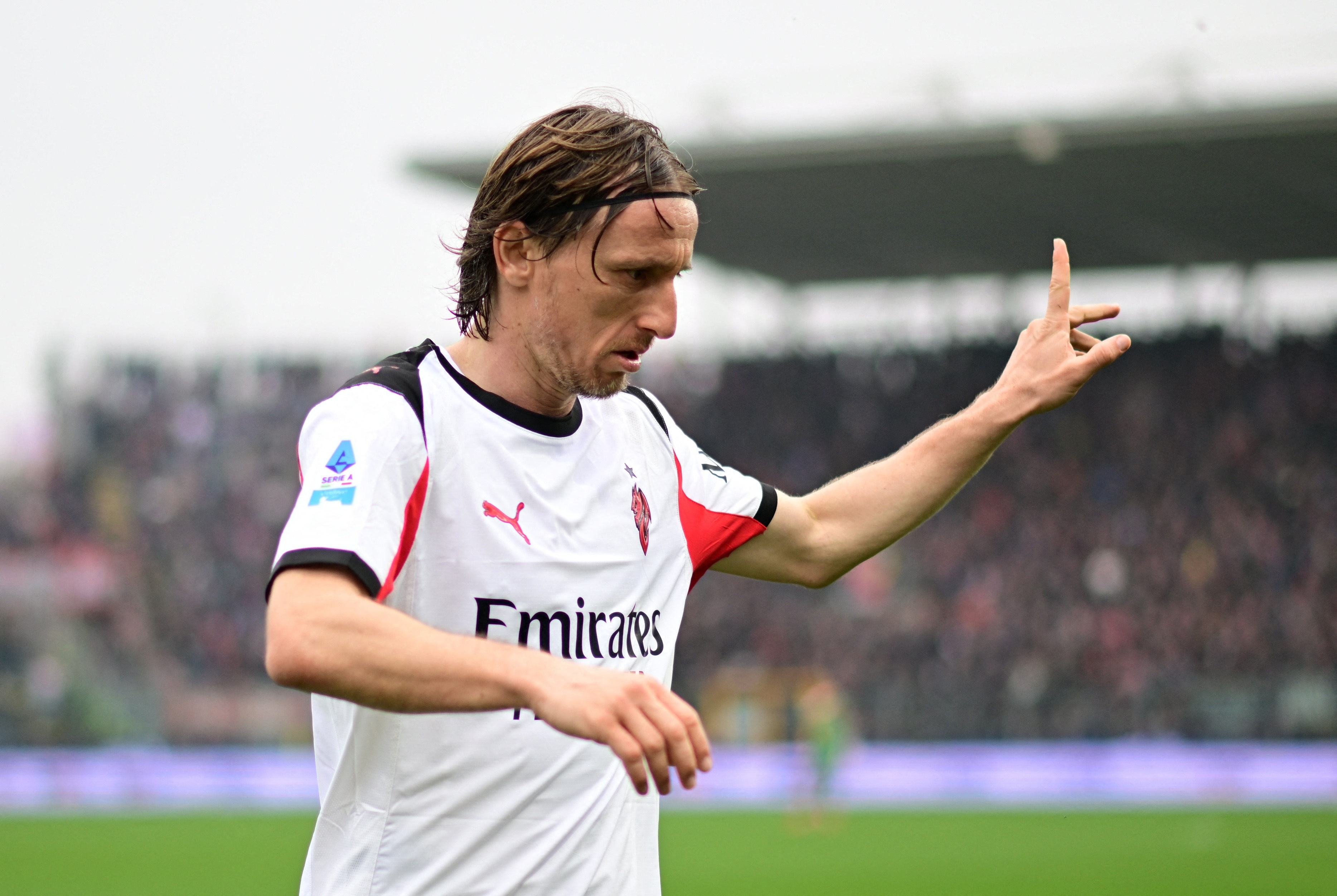 Modric tao khac biet trong chien thang 2-0 cua AC Milan hinh anh