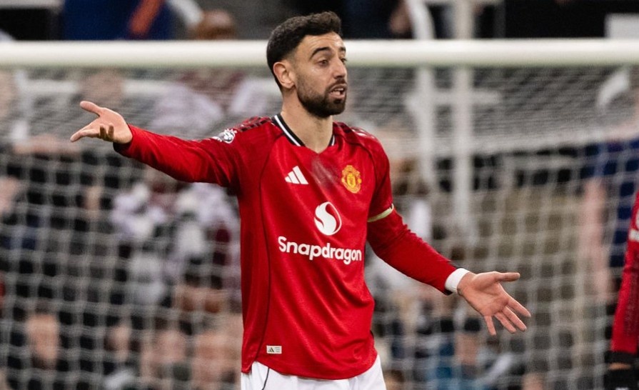 Newcastle 1-0 MU: Bruno mac sai lam hinh anh