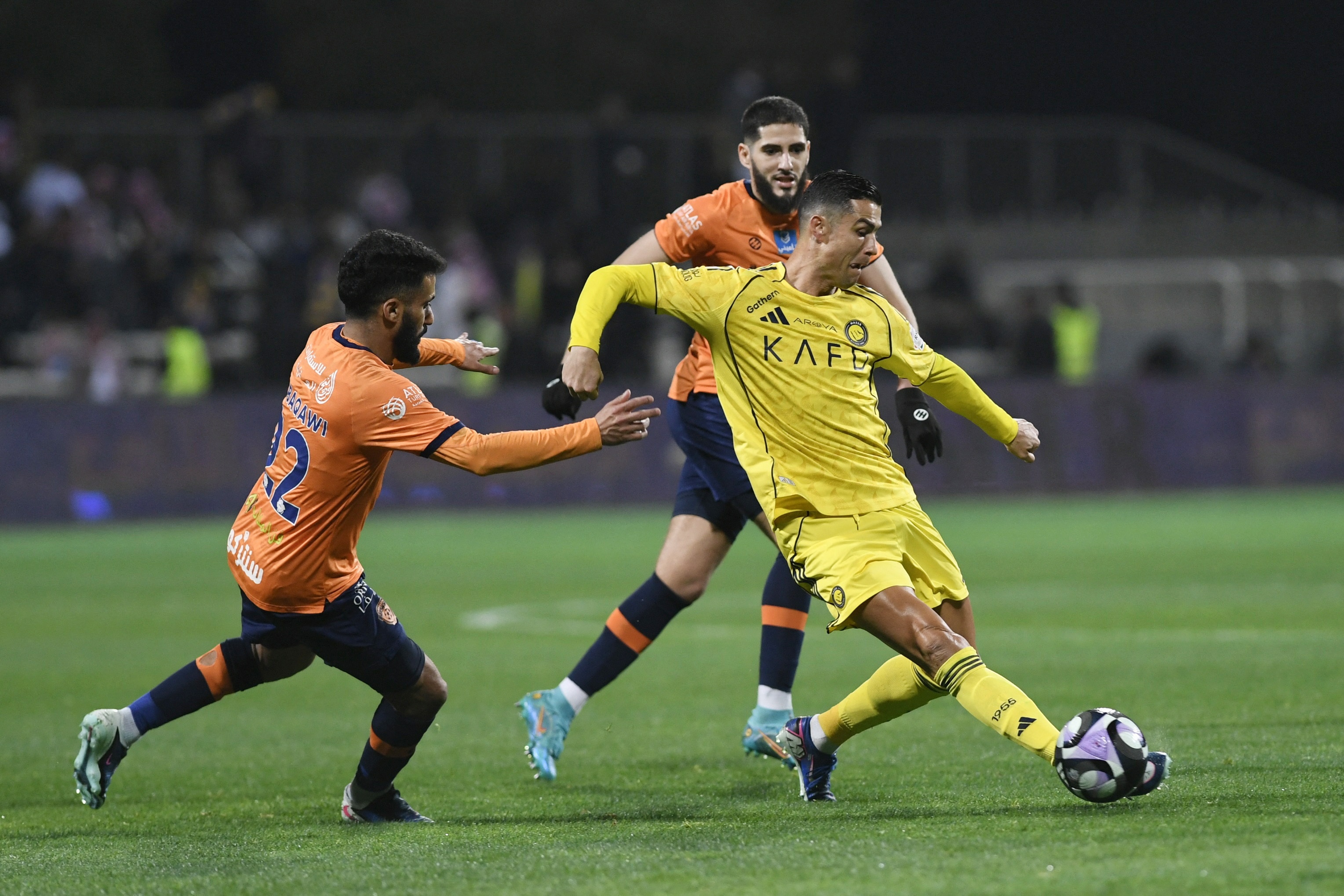 Ronaldo cho ket qua MRI sau chan thuong gan kheo hinh anh